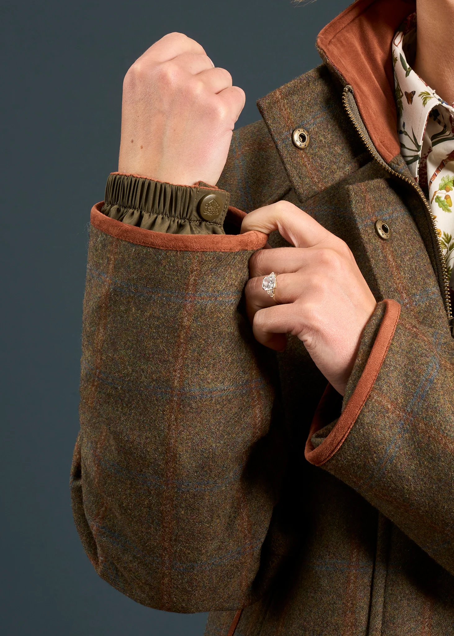 Combrook Ladies Tweed Waterproof Shooting Coat in Willow  -  Shooting Fit - Image 5
